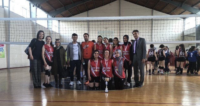 Serik İbn-İ Sina Mesleki Ve Teknik Anadolu Lisesi Kupaya Doymak Bilmiyor