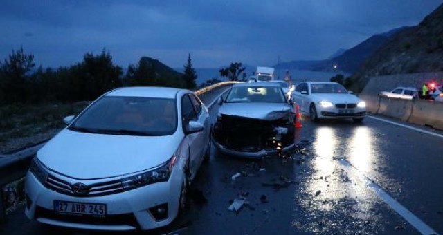 Antalya'da Yağmurda Kayan Araçlar Bariyere Çarptı