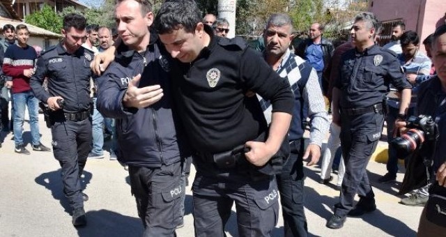 Kepez'de Gürültü İhbarına Giden Polisi Bıçakladılar