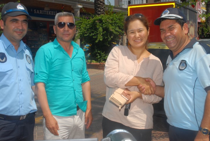 Kazakistanlı turist cüzdanını bulan Zabıta ’ya teşekkür etti
