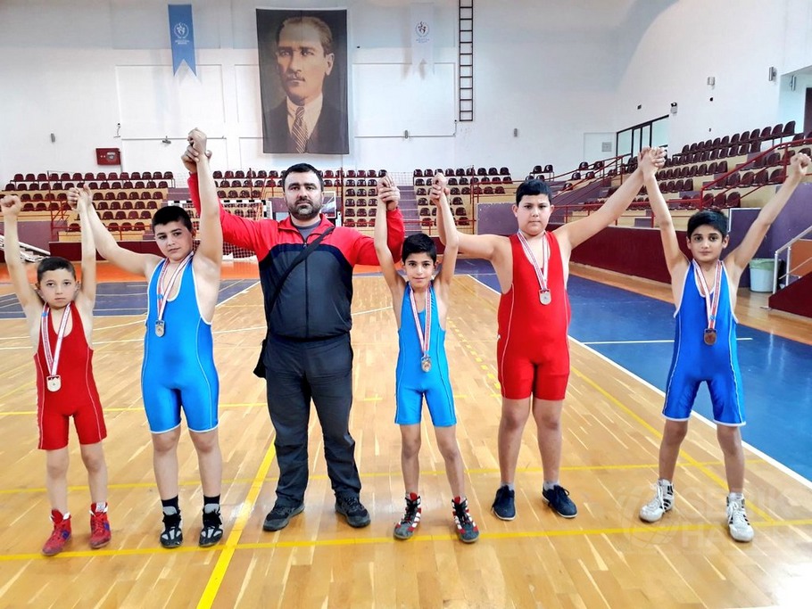 Minik Güreşçilerden Büyük Başarı