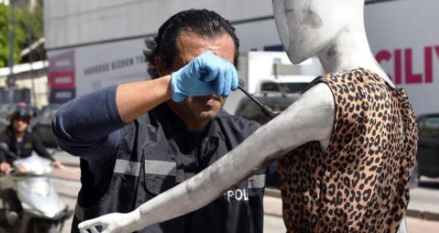 Üzerindeki Kkürkün Çalındığı Cansız Mankene 'Taciz'