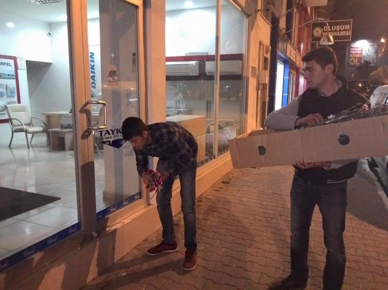 Ülkü Ocakları Kutlu Doğum Haftasında Karanfil Dağıttı