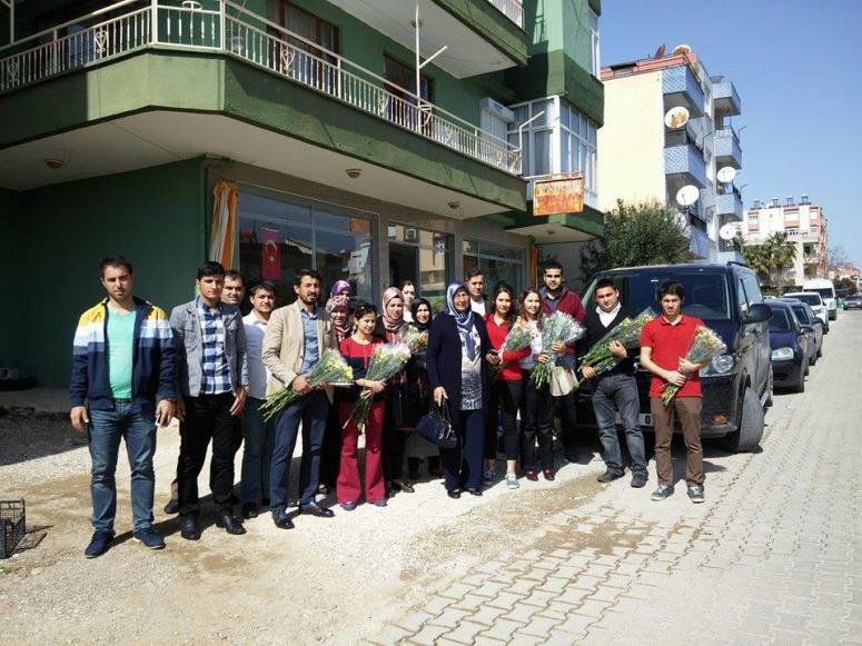 Ak gençlik karanfil dağıttı