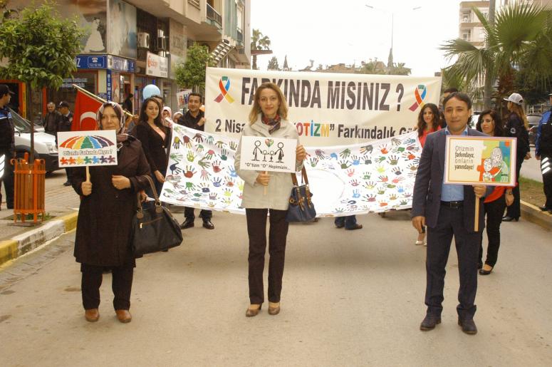 Serik'te Otizme Farkındalık İçin Yürüdüler
