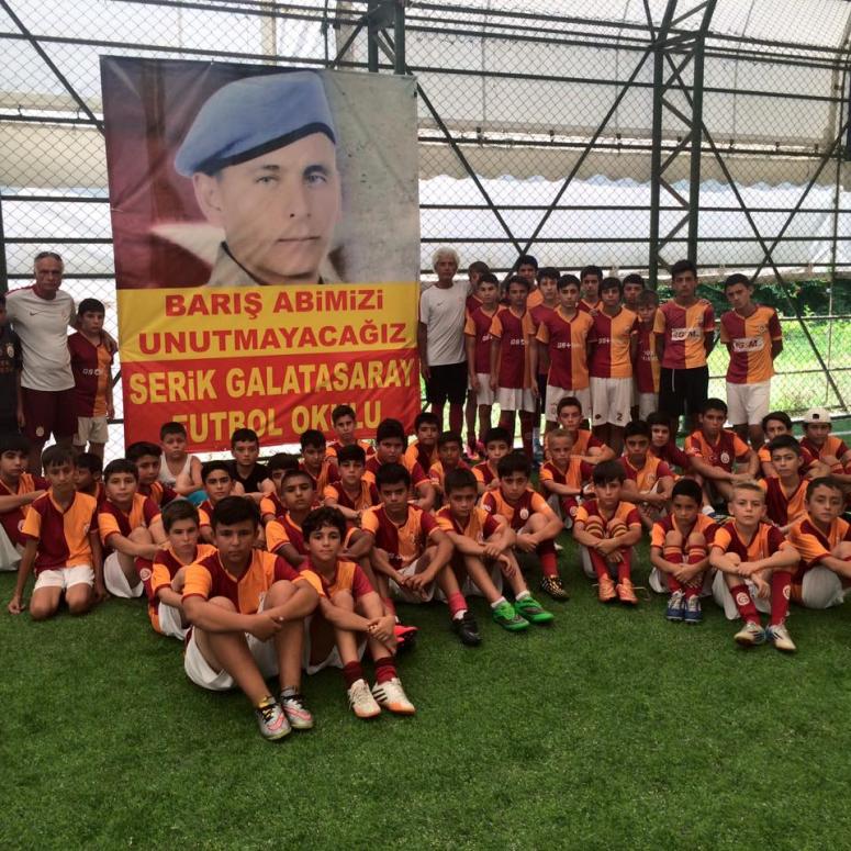Minik Futbolcular; Barış Abimizi Unutmayacağız
