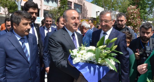 Bakan Çavuşoğlu, Serik Belediyesi'ni Ziyaret Etti