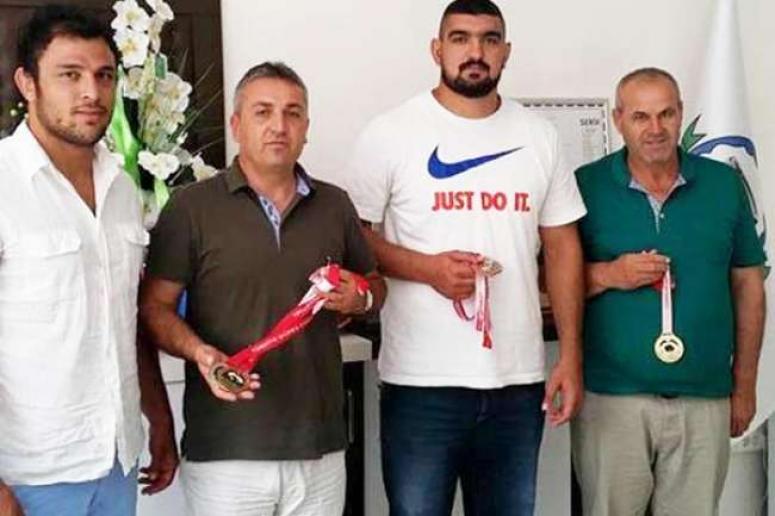 İsmail Koç'tan Belediyeye Madalya