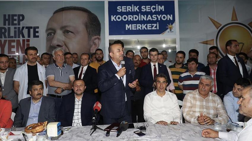 Bakan Çavuşoğlu Serik’te Sahur Programına katıldı