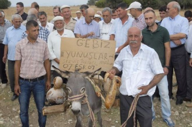 GEBİZLİ KÖYLÜLERDEN EŞEKLİ EYLEM
