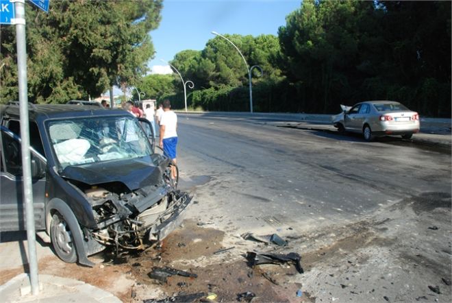 BELEK'TE İKİ ARAÇ BİRBİRİNE GİRDİ ÜÇ YARALI