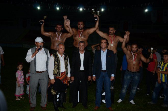 MANAVGAT GÜREŞLERİNDE KEMER MEHMET YEŞİL YEŞİL'İN