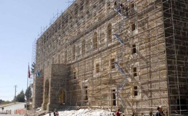 ASPENDOS'TA HEM TADİLAT HEM ZİYARET SÜRÜYOR
