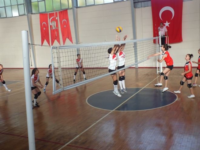 GÜLŞEN BAKİ YILDIZ KIZLAR FIRTINA GİBİ