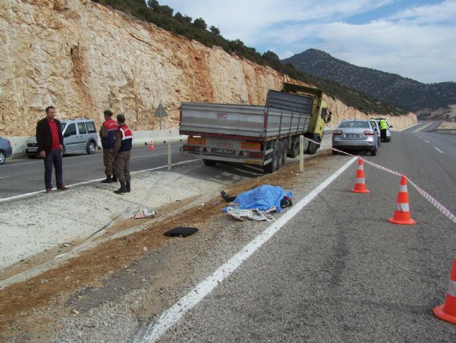 TIRIN ÖNÜNE ATLAYARAK İNTİHAR ETTİ