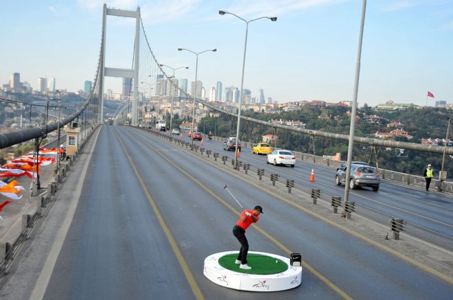 TİGER WOODS, BOĞAZİÇİ KÖPRÜSÜ'NDEN KITALARARASI VURUŞ YAPTI 