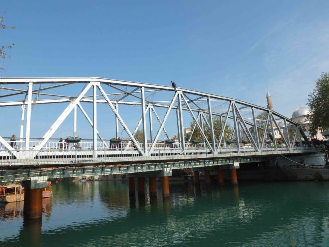 MANAVGAT KÖPRÜSÜNDE İNTİHAR GİRİŞİMİ