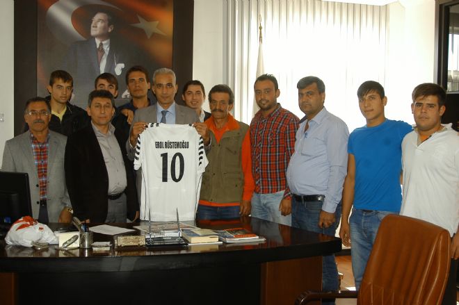 ŞAMPİYON TAKIMDAN KAYMAKAMA ÖZEL FORMA