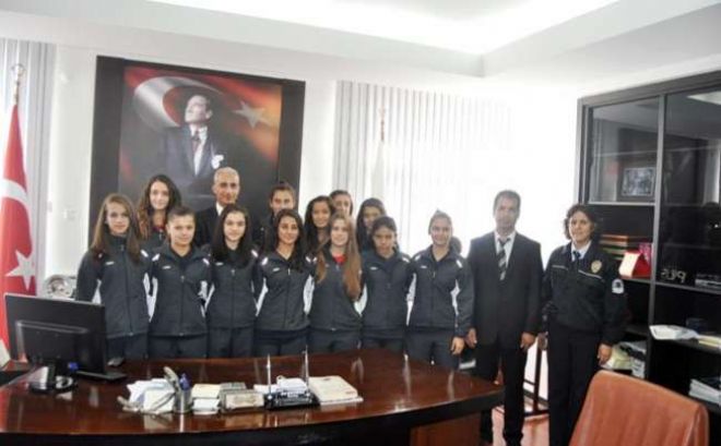 GÜLŞEN BAKİLİ YILDIZ KIZLAR ALANYA BELEDİYEYİ YIKTI.