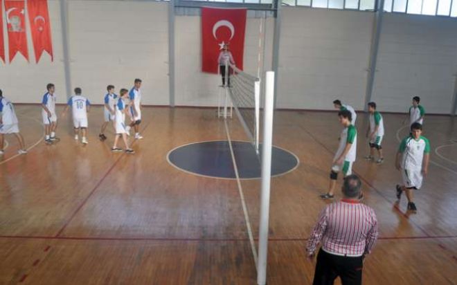 OKUL SPORLARI VOLEYBOL KARŞILAŞMALARI İLE BAŞLADI