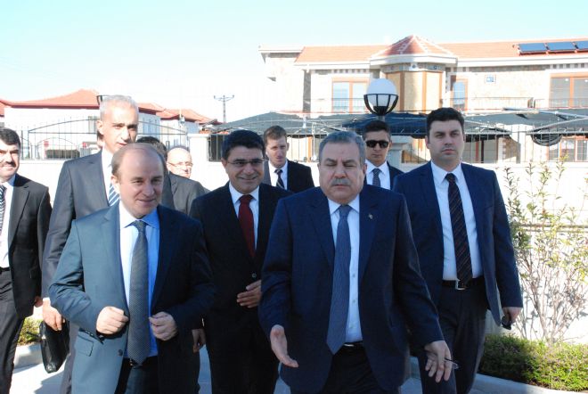BAKAN GÜLER CUMA NAMAZINI MECEK CAMİİNDE KILDI