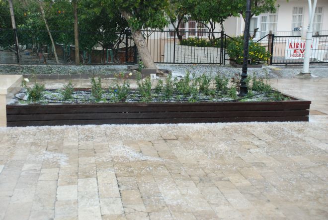 BELEK'TE ŞİDDETLİ DOLU YAĞDI