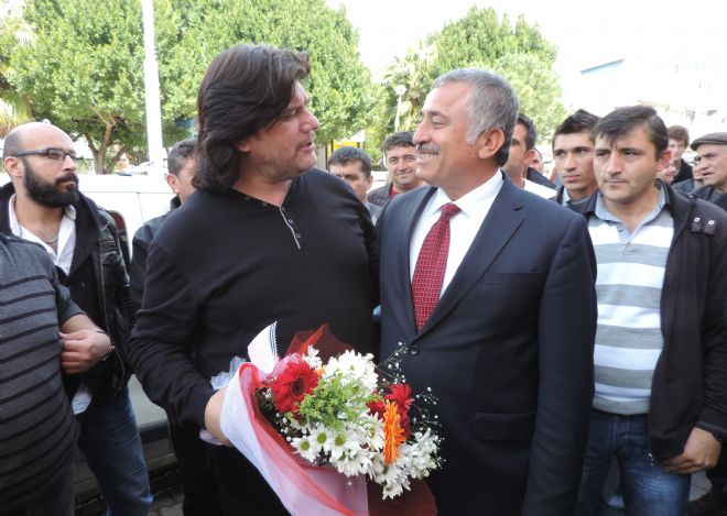 AHMET ŞAFAK'TAN MHP'NİN SEÇİM BÜROSUNA ZİYARET