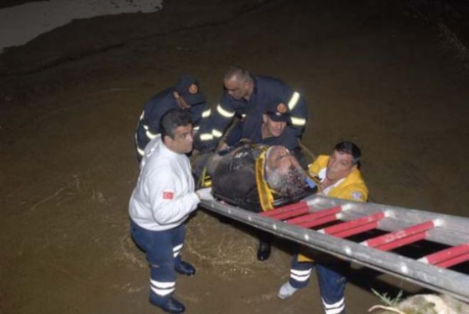 TALİHSİZLİĞİN BÖYLESİ ÖNCE KAZA YAPTI SONRA DEREYE DÜŞTÜ