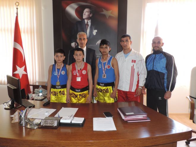 ŞAMPİYONLARDAN RÜSTEMOĞLUNA ZİYARET