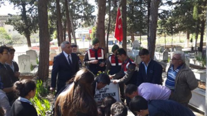 JANDARMA VE ÖĞRENCİLERDEN ŞEHİT MEZARLARINA BAKIM YAPILDI