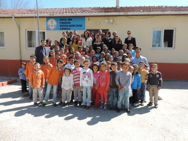 ESRA RÜSTEMOĞLU VE GÖNÜLLÜLER PINARCIK KÖYÜ MUSTAFA NAZMİ GÜVEN İLKOKULU ÖĞRENCİLERİNİ ZİYARET ETTİ