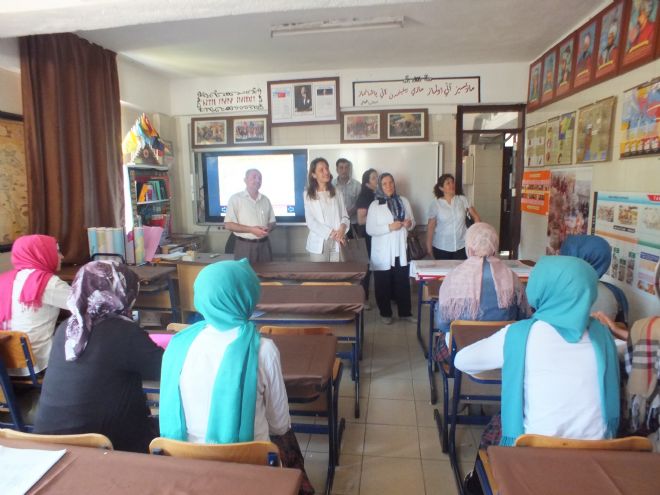 ESRA RÜSTEMOĞLU VE GÖNÜLLÜLER GELECEĞİMİZ OLAN GENÇLERİMİZİ UNUTMADI