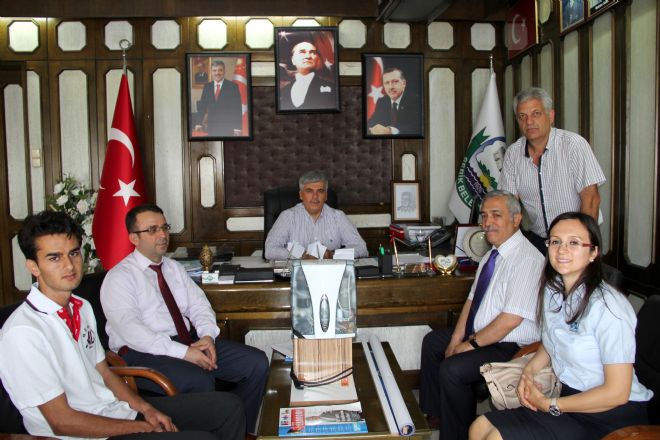 BAŞKAN ÇALIKTAN BAŞARILI ÖĞRENCİYE TEBRİK VE ÖDÜL
