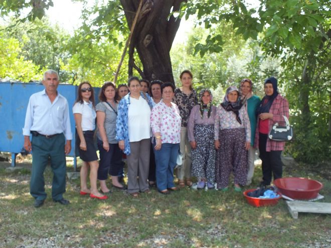 ESRA RÜSTEMOĞLU VE GÖNÜLLÜLERDEN KIRBAŞ MAHALLESİNDE YAŞLI ZİYARETİ