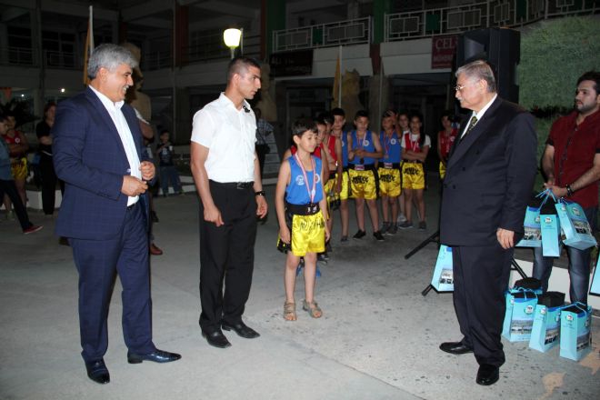 MADALYA ALAN SERİK BELEDİYE SPOR KULÜBÜ MUAY THAI SPORCULARINA HASAN CELAL GÜZEL VE BAŞKAN ÇALIKTAN ÖDÜL