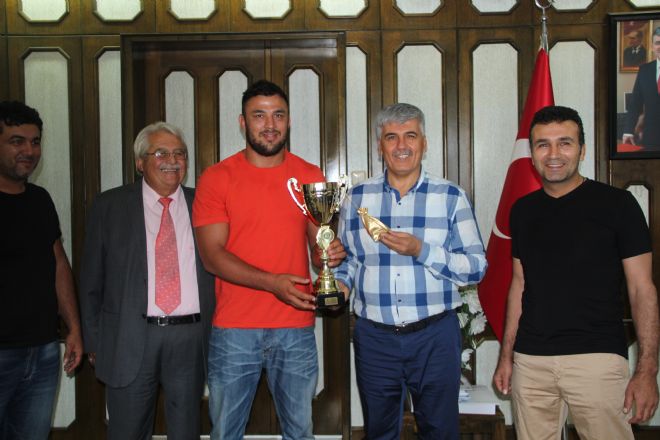 BAŞARILI GÜREŞÇİLERi BAŞKAN ÇALIK ALTINLA ÖDÜLLENDİRDİ