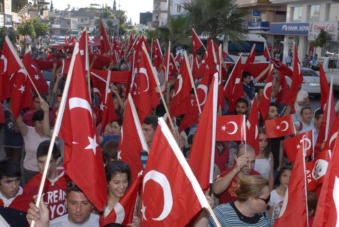 SERİK'TE BAYRAĞA SAYGI MİTİNGİ