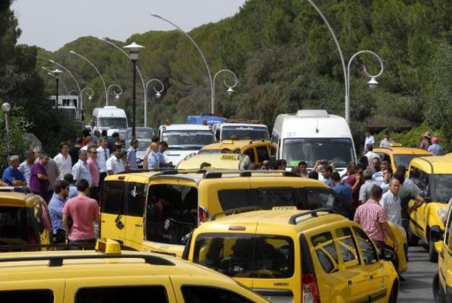 BELEK'Lİ TAKSİCİLER YOL KAPATTI EYLEM YAPTI