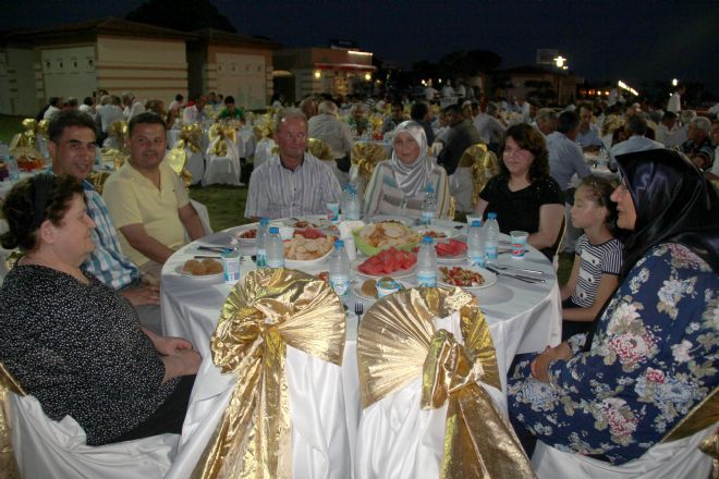 AK PARTİ İLÇE TEŞKİLATI SANDIK KURULU ÜYELERİ İLE YEMEKTE BULUŞTU