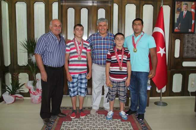 BAŞKAN ÇALIK DERECEYE GİREN GÜREŞÇİLERİ ÖDÜLLENDİRDİ