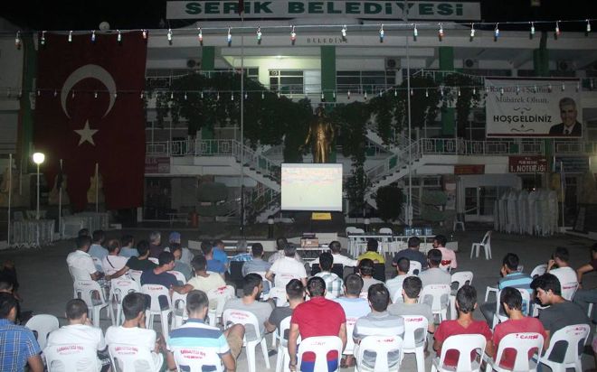 SERİK BELEDİYESİ DÜNYA KUPASI FİNAL MAÇINI AÇIK HAVADA İZLETTİ