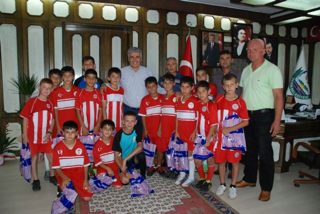 PROF. DR. RAMAZAN ÇALIK, 1966 SERİK CUMALISPOR KULÜBÜNÜ MAKAMINDA KABUL ETTİ