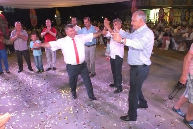 BAŞKAN CESUR'DAN KIZININ DÜĞÜNÜNDE ZEYBEK ŞOVU
