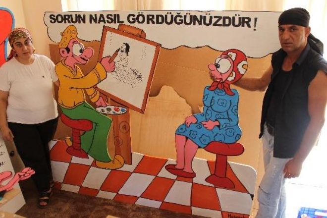 SANATÇI RUHU İŞÇİLİKLE BULUŞUYOR AHŞAP KARİKATÜR