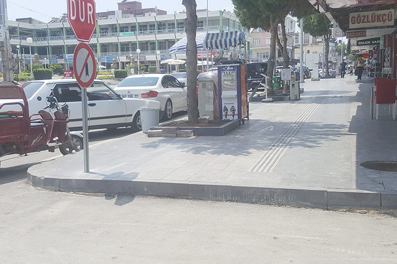 Atatürk Caddesinde engelli rampaları unutuldu