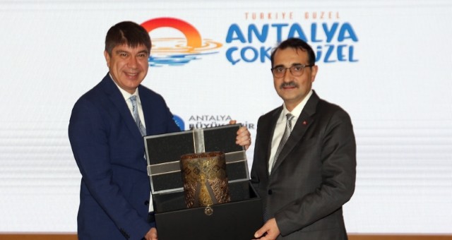 Bakan Dönmez Büyükşehir Belediyesi’ni ziyaret etti