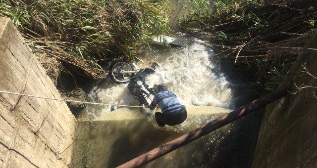 Motosiklet Dereye Uçtu: 1 Yaralı