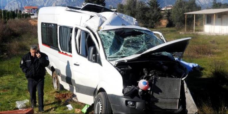 Öğrenci servisi kaza yaptı 1 kişi öldü, 4 kişi yaralandı. 