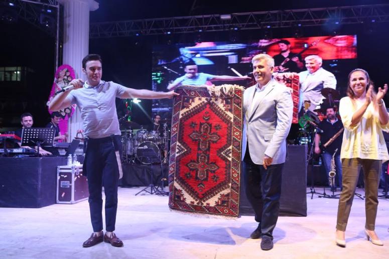 4. Geleneksel Çilek Festivalinde Ceceli konseri