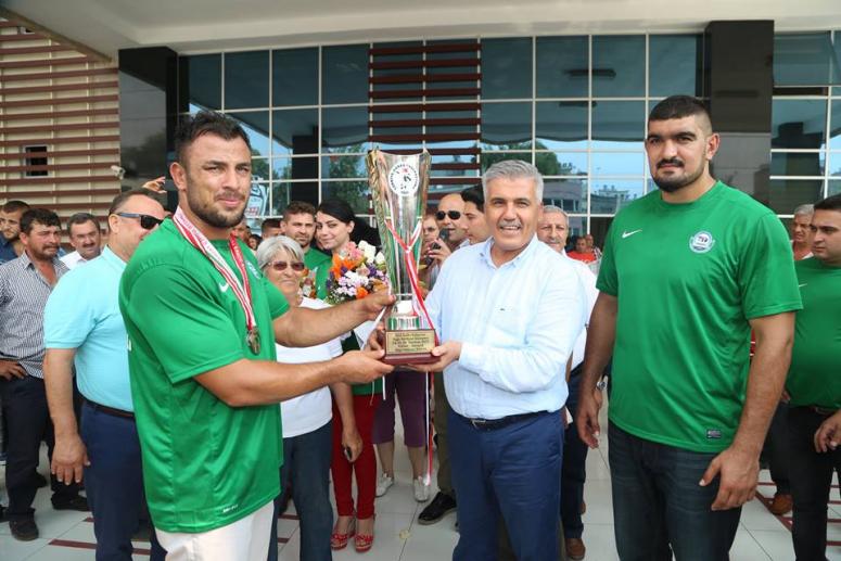 Osman Aynur’a Serik’te Coşkulu Karşılama